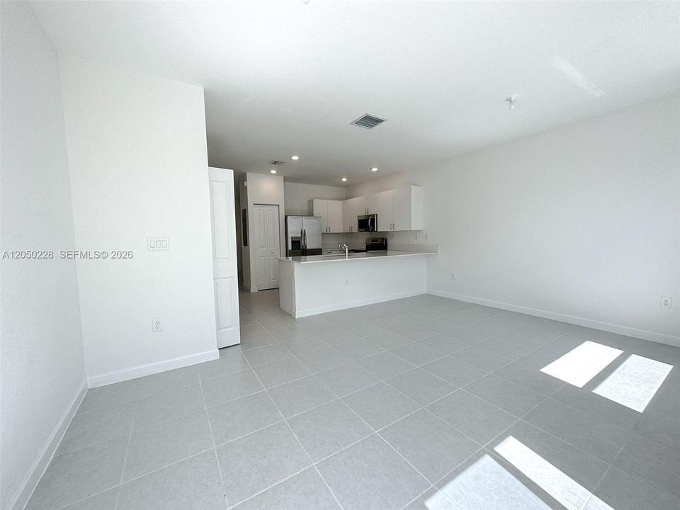 For Rent: $2,300 (3 beds, 2 baths, 1612 Square Feet)