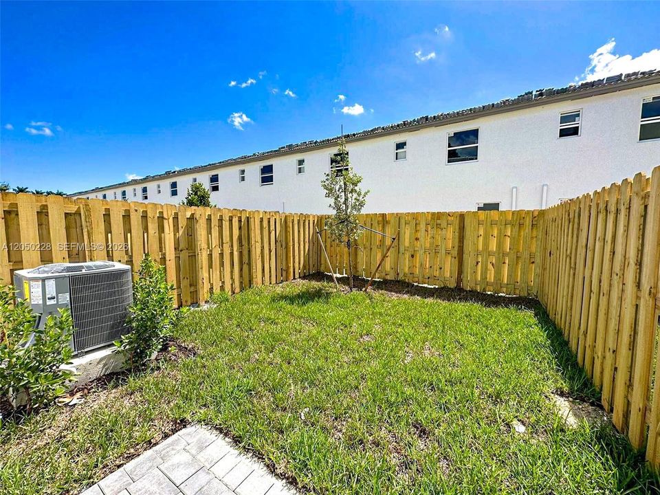 For Rent: $2,300 (3 beds, 2 baths, 1612 Square Feet)