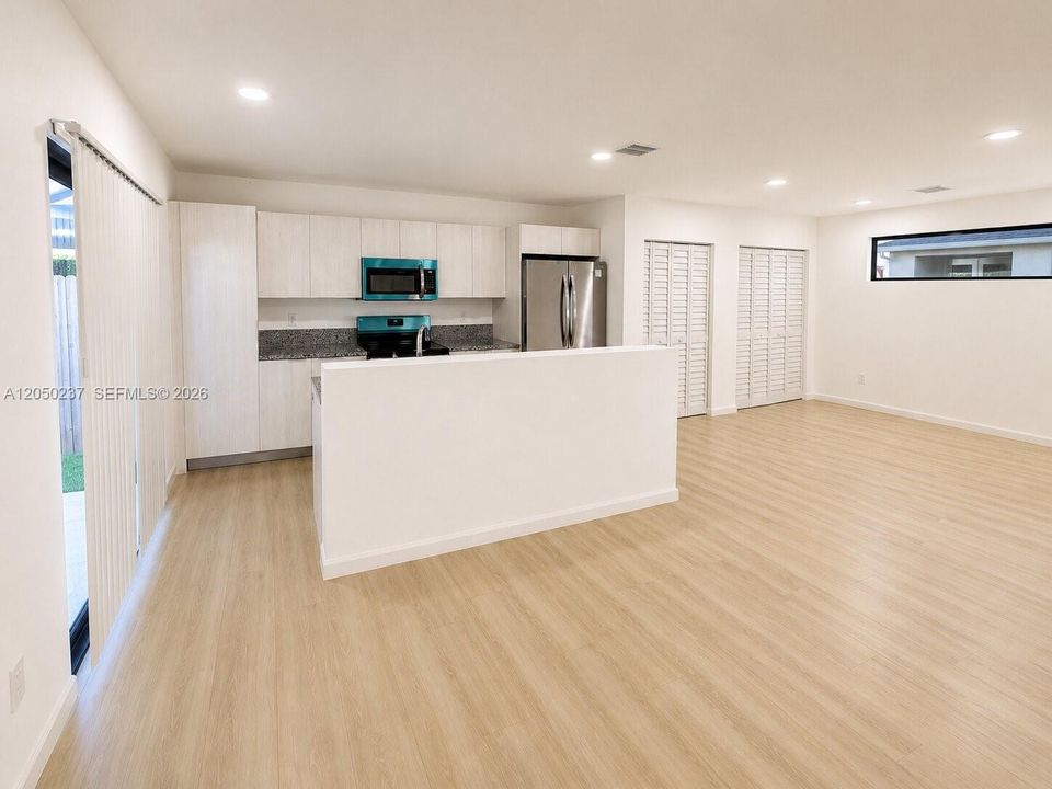 For Sale: $410,000 (3 beds, 2 baths, 1516 Square Feet)