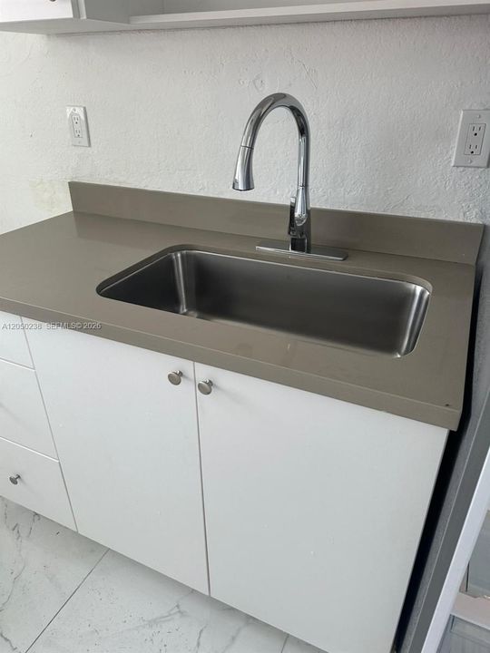 For Rent: $1,700 (1 beds, 1 baths, 571 Square Feet)