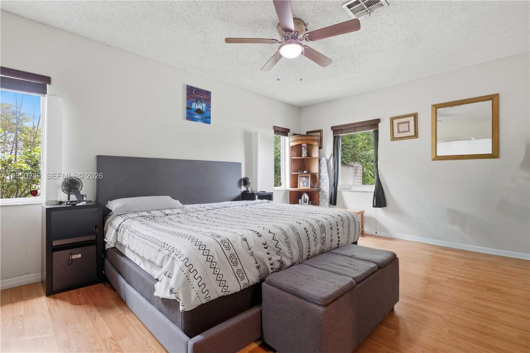 En Venta: $550,000 (4 camas, 2 baños, 1520 Pies cuadrados)
