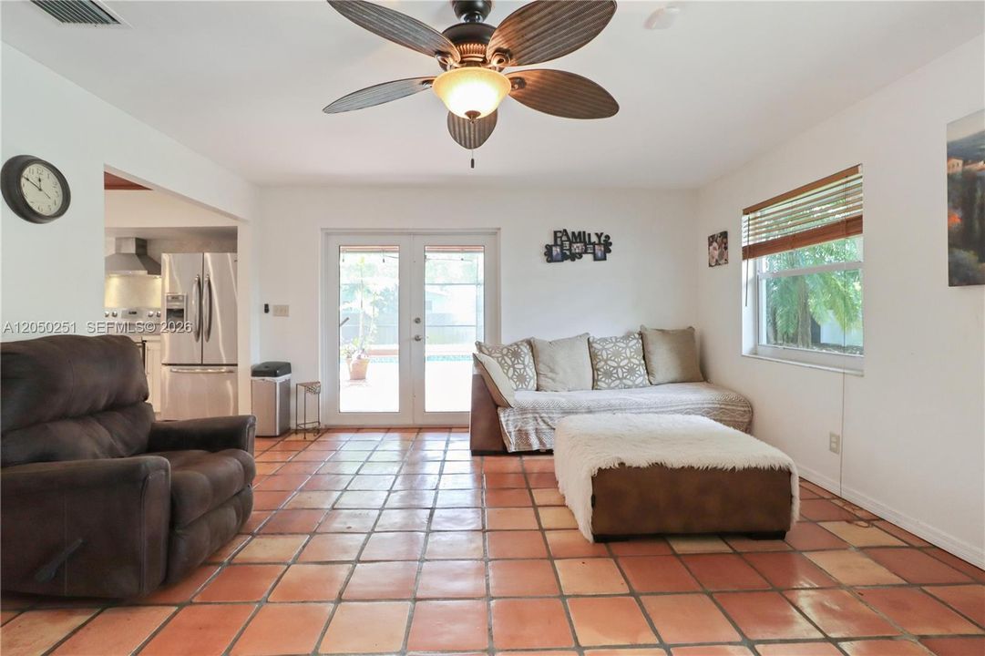 En Venta: $925,000 (4 camas, 2 baños, 2231 Pies cuadrados)