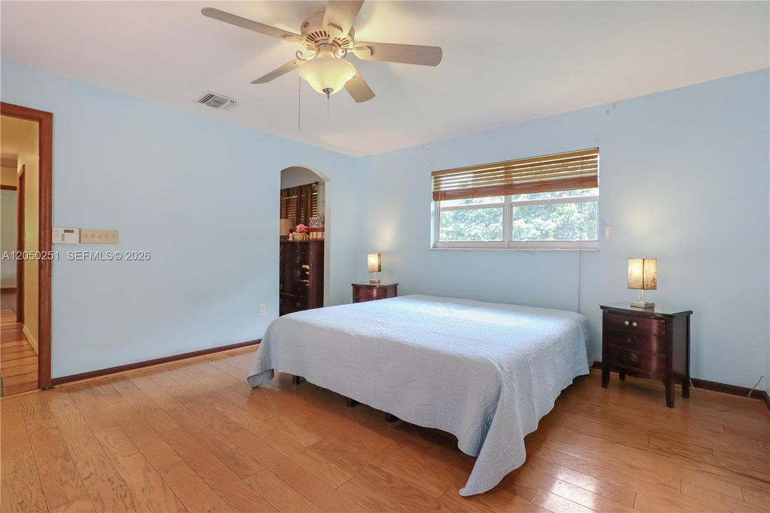 En Venta: $925,000 (4 camas, 2 baños, 2231 Pies cuadrados)