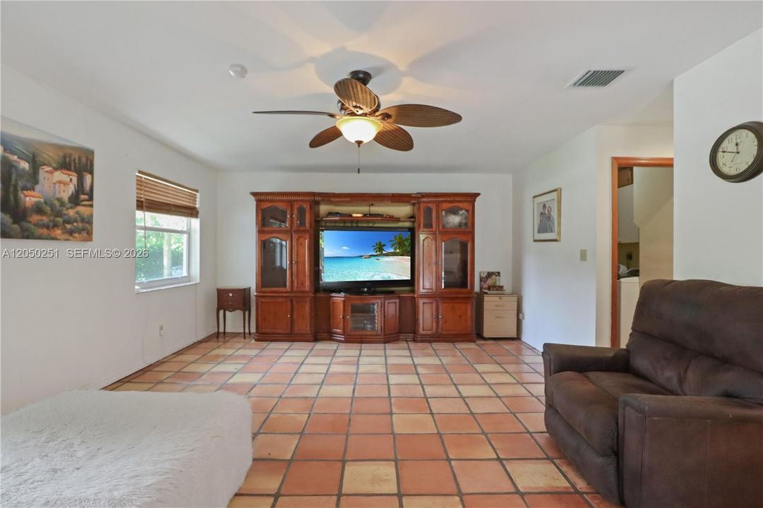 En Venta: $925,000 (4 camas, 2 baños, 2231 Pies cuadrados)