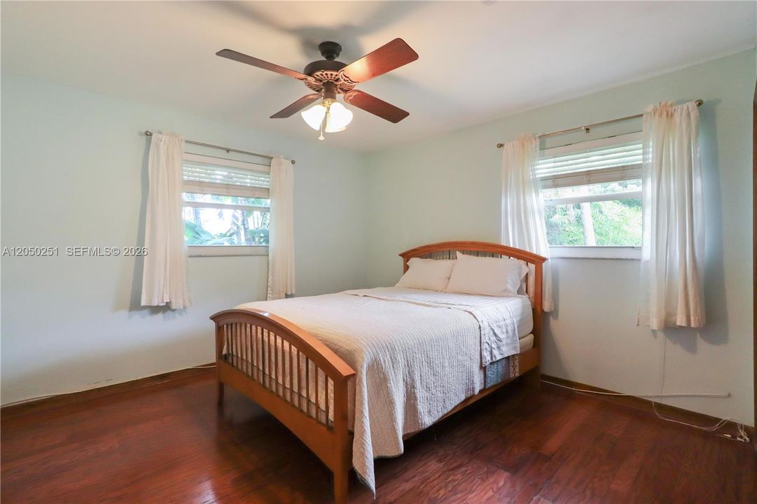 En Venta: $925,000 (4 camas, 2 baños, 2231 Pies cuadrados)
