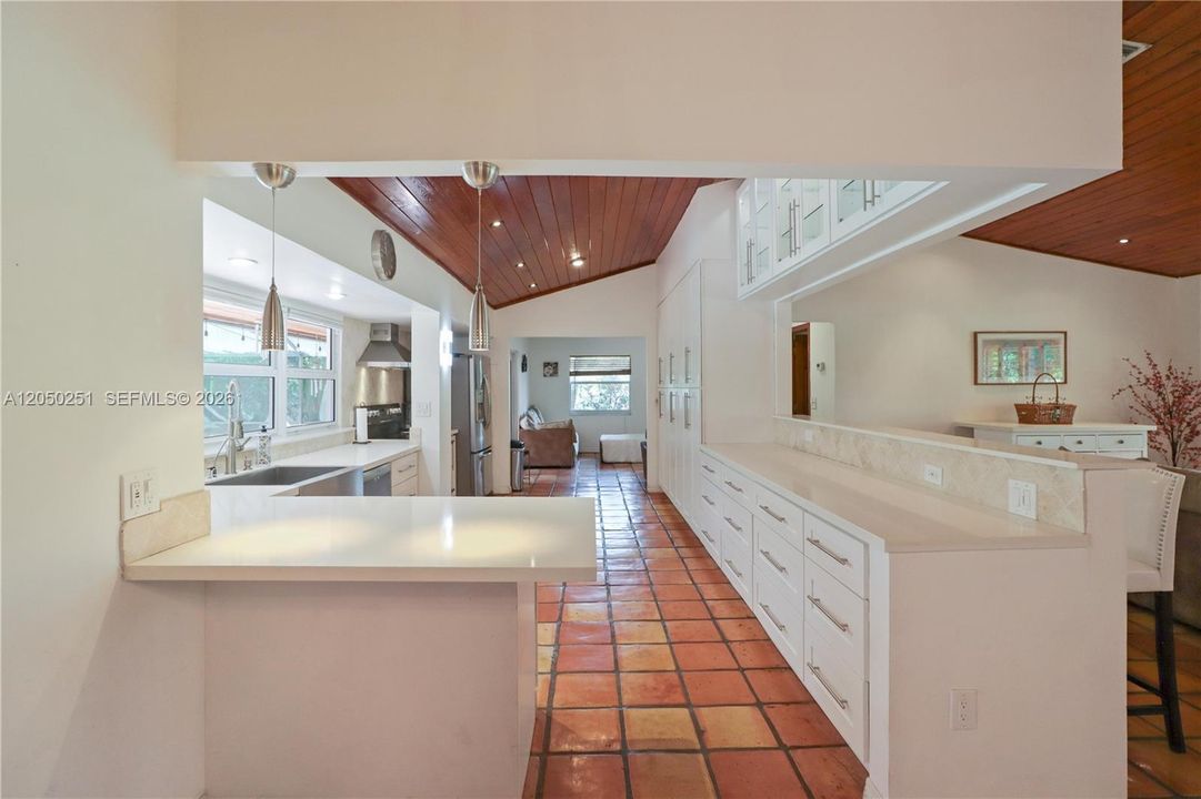 En Venta: $925,000 (4 camas, 2 baños, 2231 Pies cuadrados)
