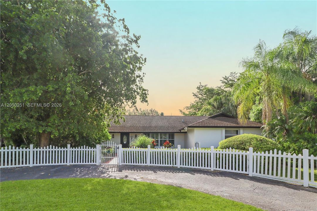 En Venta: $925,000 (4 camas, 2 baños, 2231 Pies cuadrados)
