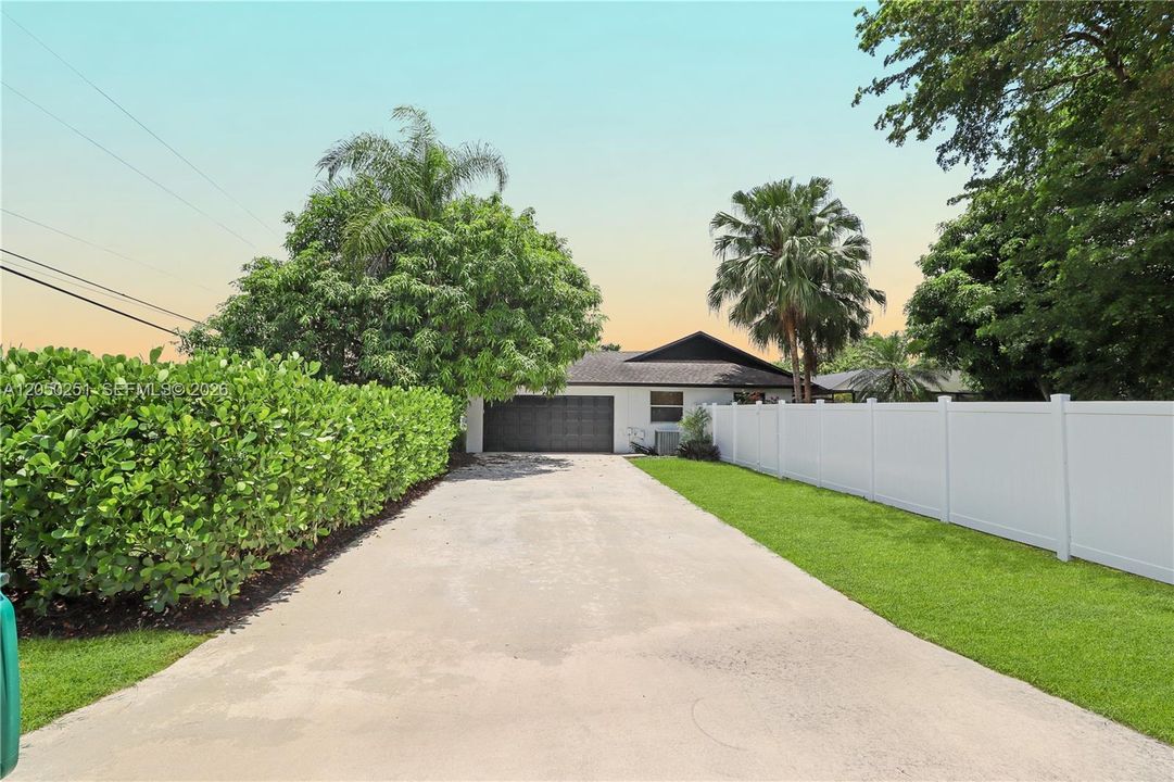 En Venta: $925,000 (4 camas, 2 baños, 2231 Pies cuadrados)