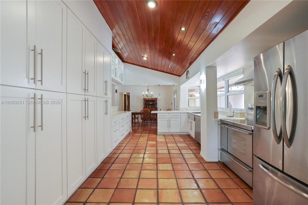 En Venta: $925,000 (4 camas, 2 baños, 2231 Pies cuadrados)