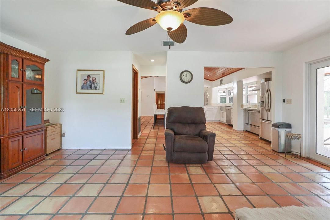 En Venta: $925,000 (4 camas, 2 baños, 2231 Pies cuadrados)