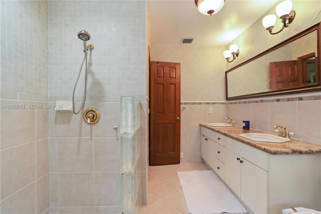 En Venta: $925,000 (4 camas, 2 baños, 2231 Pies cuadrados)