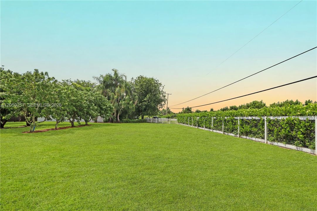 En Venta: $925,000 (4 camas, 2 baños, 2231 Pies cuadrados)