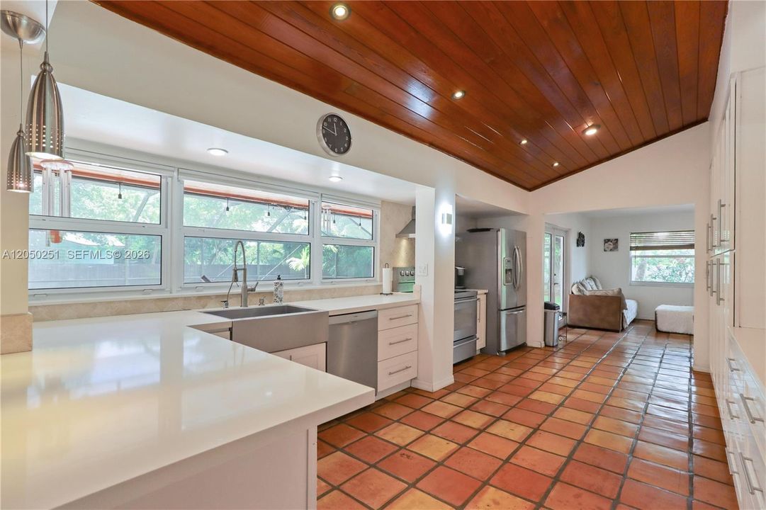En Venta: $925,000 (4 camas, 2 baños, 2231 Pies cuadrados)