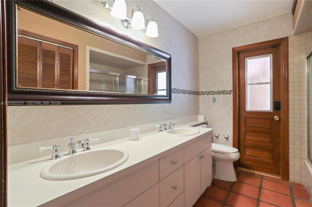 En Venta: $925,000 (4 camas, 2 baños, 2231 Pies cuadrados)