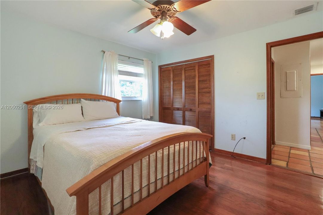 En Venta: $925,000 (4 camas, 2 baños, 2231 Pies cuadrados)
