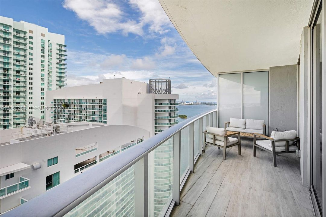 For Sale: $545,000 (1 beds, 1 baths, 759 Square Feet)