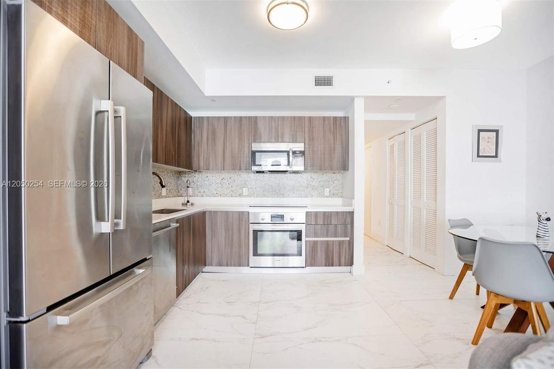 For Sale: $545,000 (1 beds, 1 baths, 759 Square Feet)