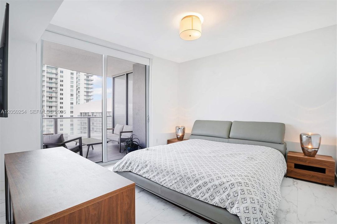 For Sale: $545,000 (1 beds, 1 baths, 759 Square Feet)