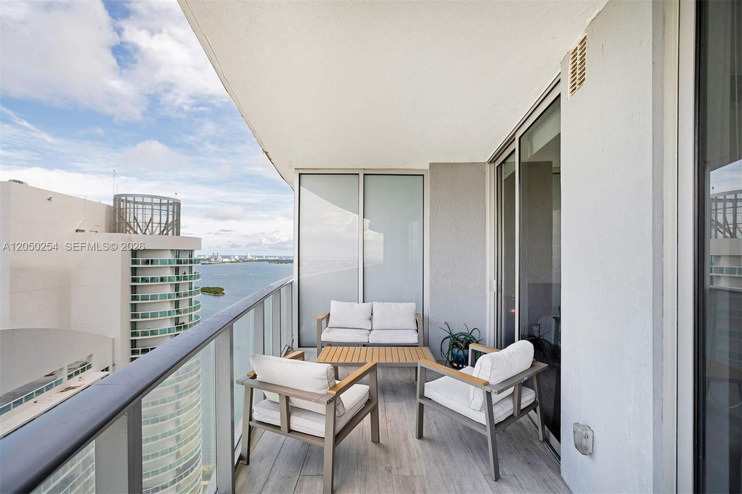 For Sale: $545,000 (1 beds, 1 baths, 759 Square Feet)