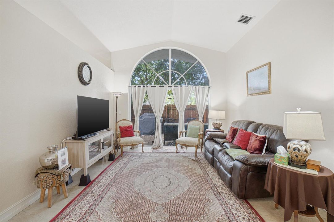 25Livingroom - B