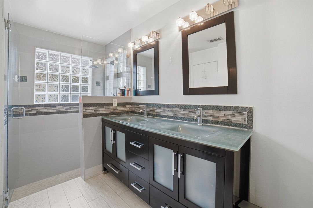 12Bedroom3 - Bathroom