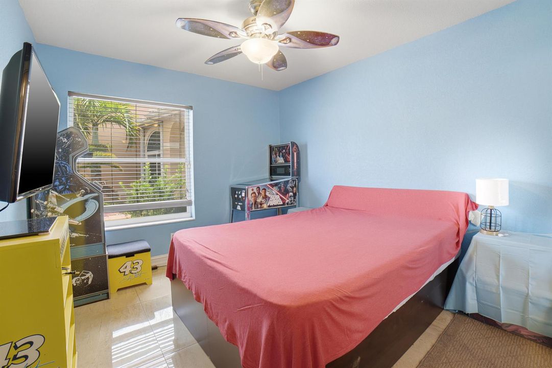 10Bedroom2