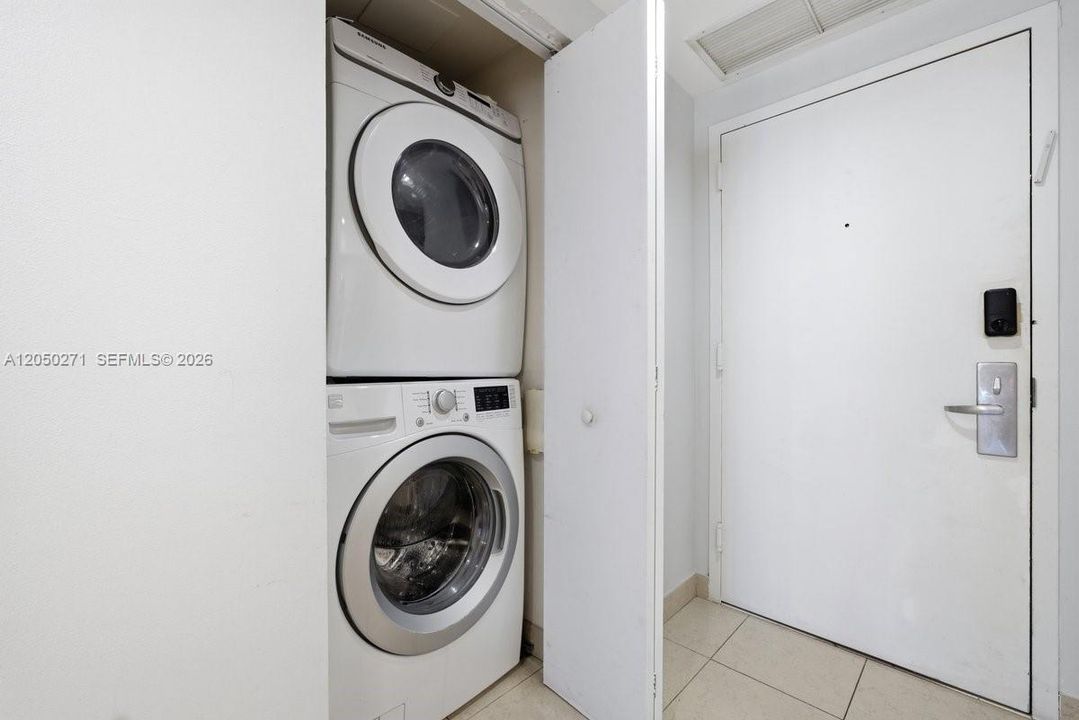For Sale: $420,000 (1 beds, 1 baths, 960 Square Feet)