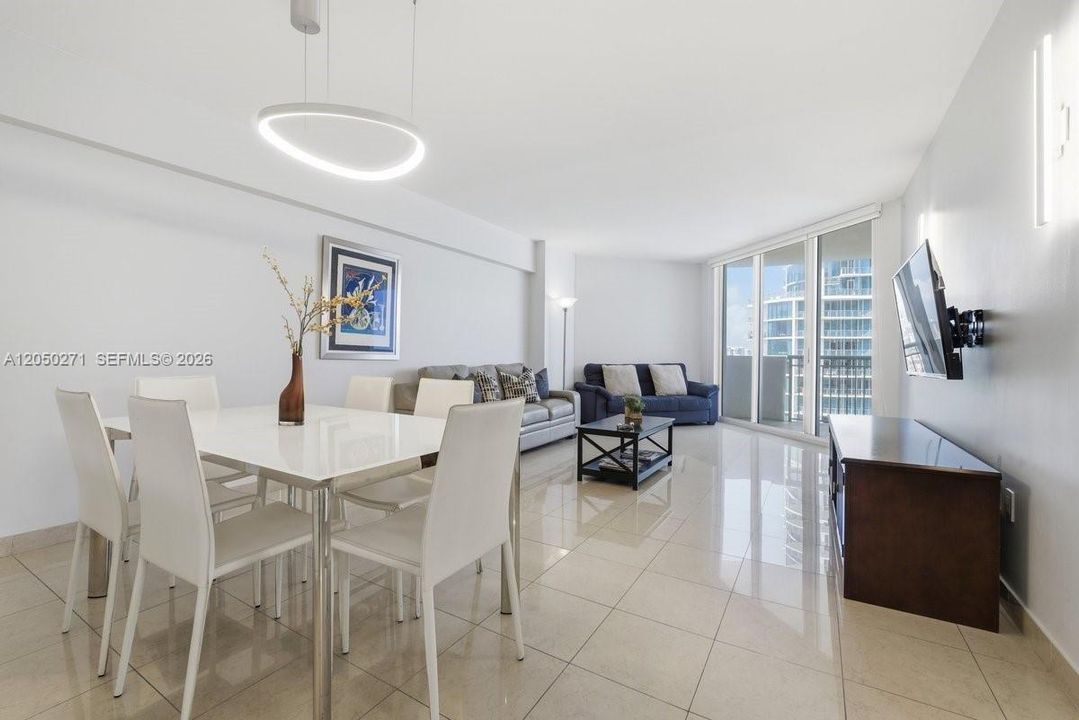 For Sale: $420,000 (1 beds, 1 baths, 960 Square Feet)