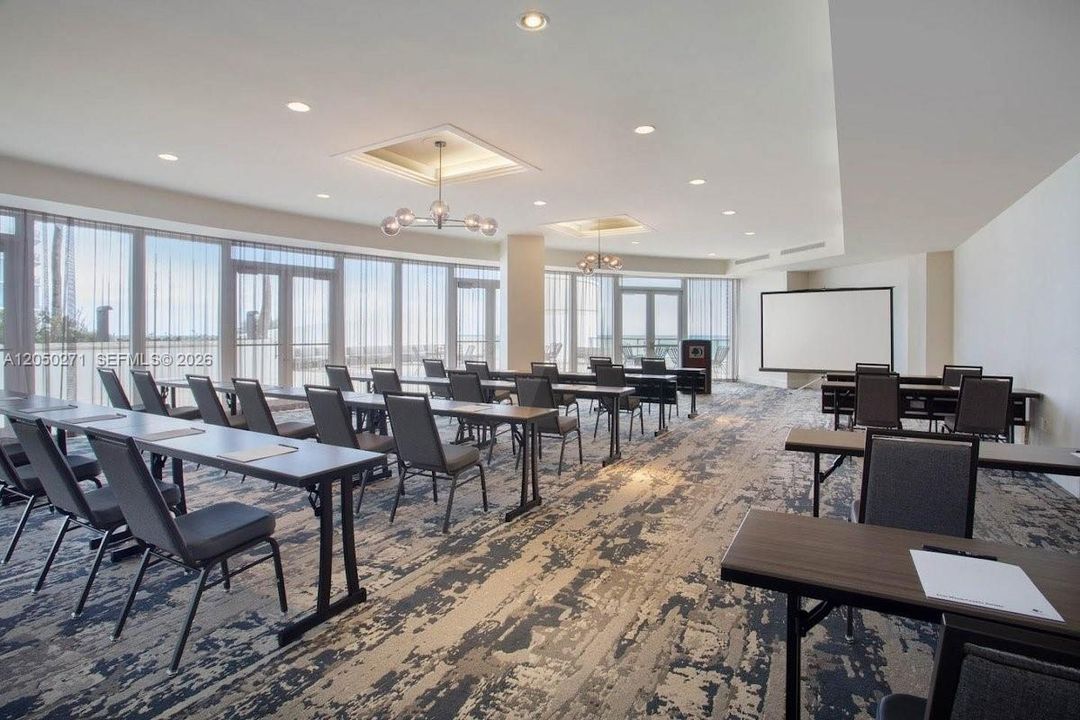 For Sale: $420,000 (1 beds, 1 baths, 960 Square Feet)