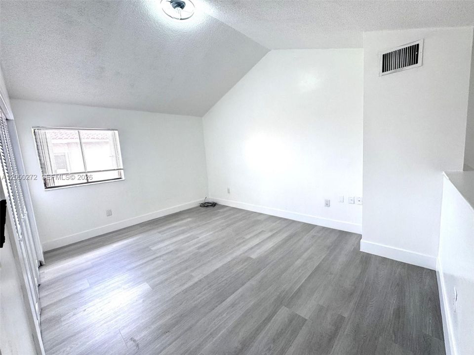For Rent: $2,500 (3 beds, 2 baths, 972 Square Feet)