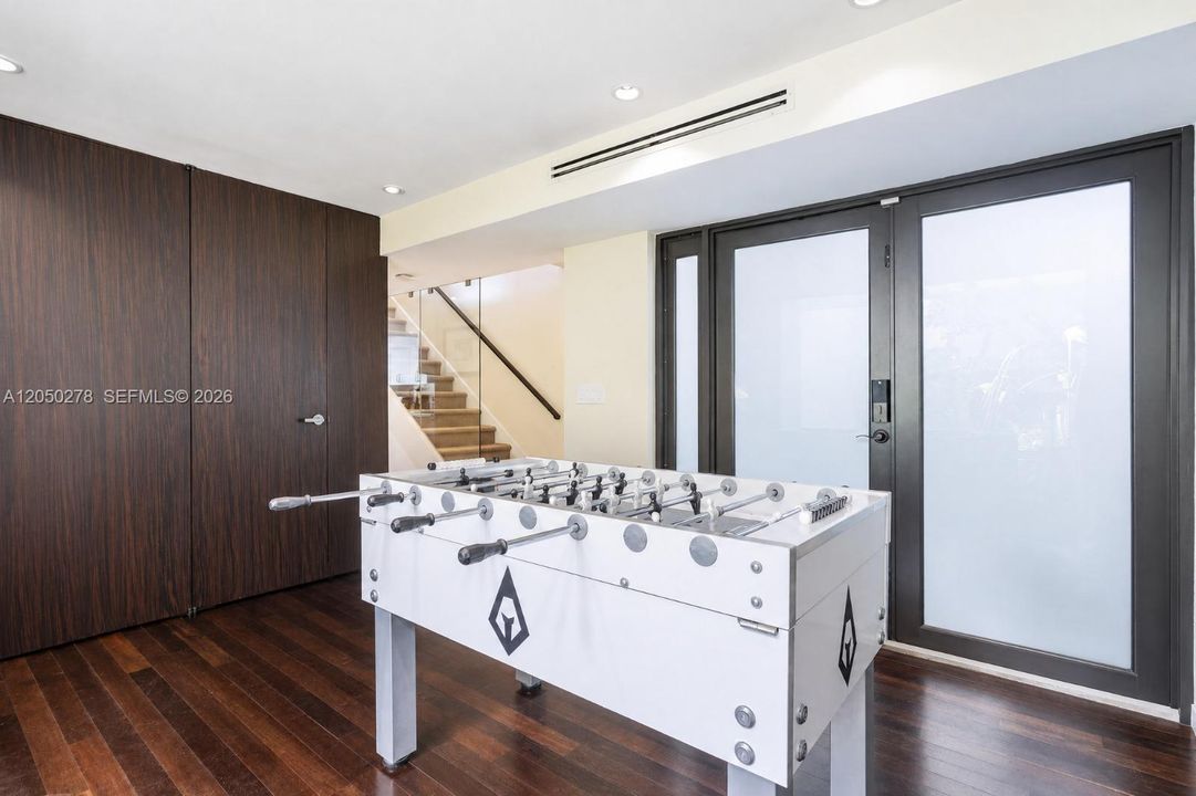 For Sale: $2,950,000 (3 beds, 2 baths, 2580 Square Feet)