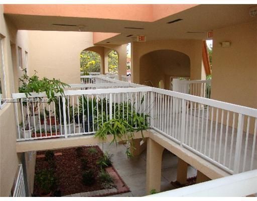 For Rent: $2,100 (2 beds, 2 baths, 850 Square Feet)