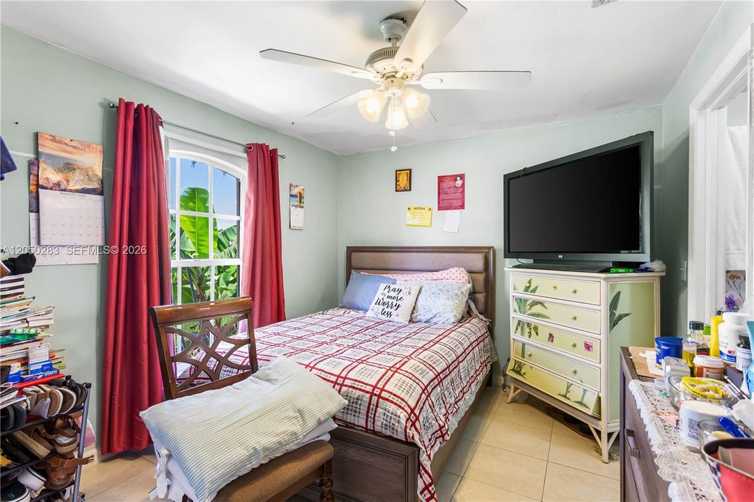 On the opposite side, you’ll find TWO ADDITIONAL BEDROOMS joined by a JACL-N JILL BATHROOM, plus a flexible den/home office/study that can also function as a FOURTH BEDROOM.