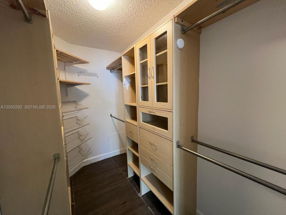 For Rent: $2,100 (2 beds, 2 baths, 975 Square Feet)