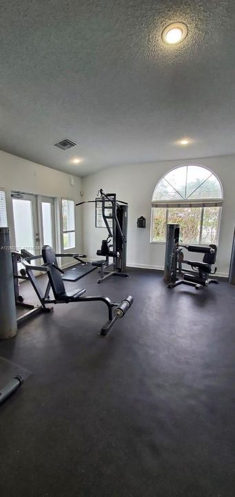 For Rent: $2,100 (2 beds, 2 baths, 975 Square Feet)