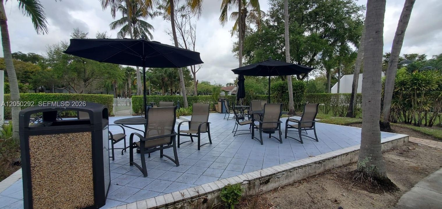 For Rent: $2,100 (2 beds, 2 baths, 975 Square Feet)