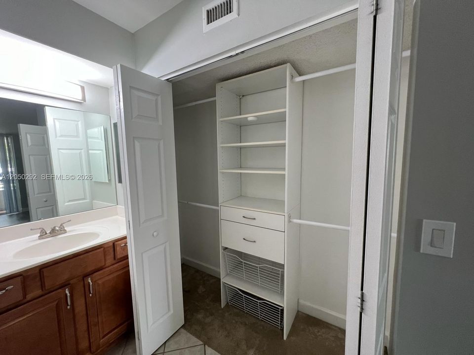 For Rent: $2,100 (2 beds, 2 baths, 975 Square Feet)