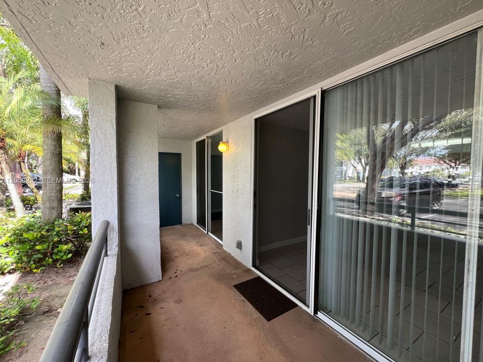 For Rent: $2,100 (2 beds, 2 baths, 975 Square Feet)