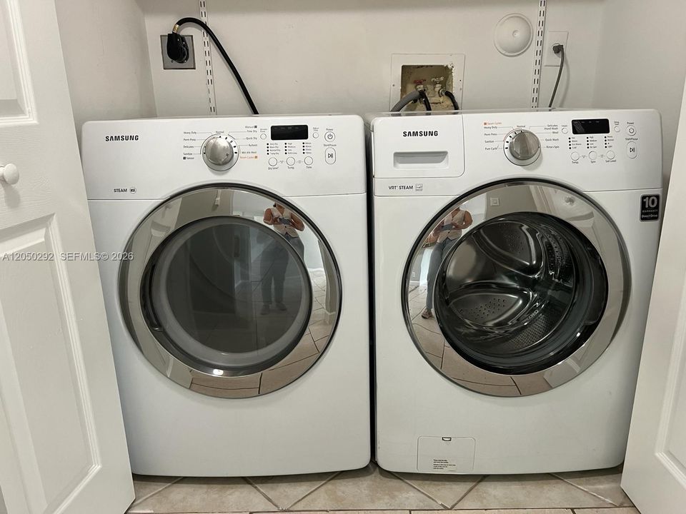 For Rent: $2,100 (2 beds, 2 baths, 975 Square Feet)