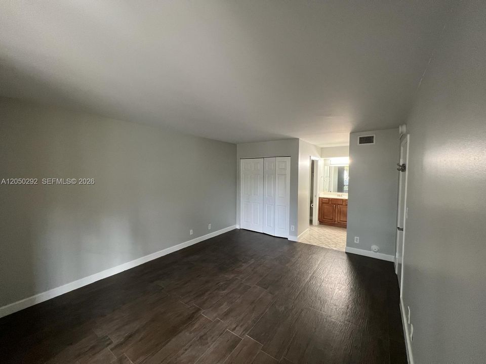 For Rent: $2,100 (2 beds, 2 baths, 975 Square Feet)
