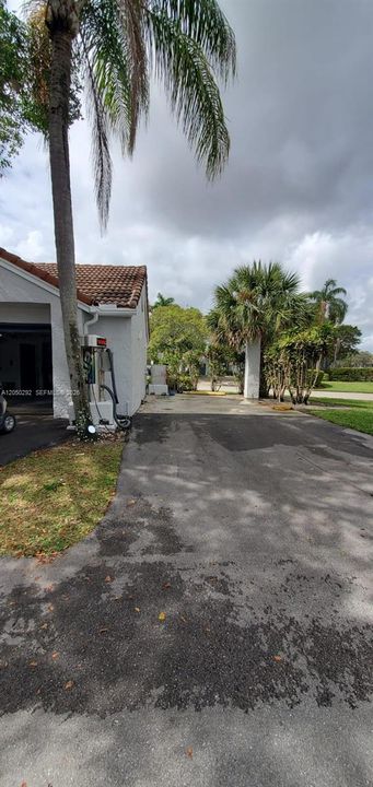 For Rent: $2,100 (2 beds, 2 baths, 975 Square Feet)