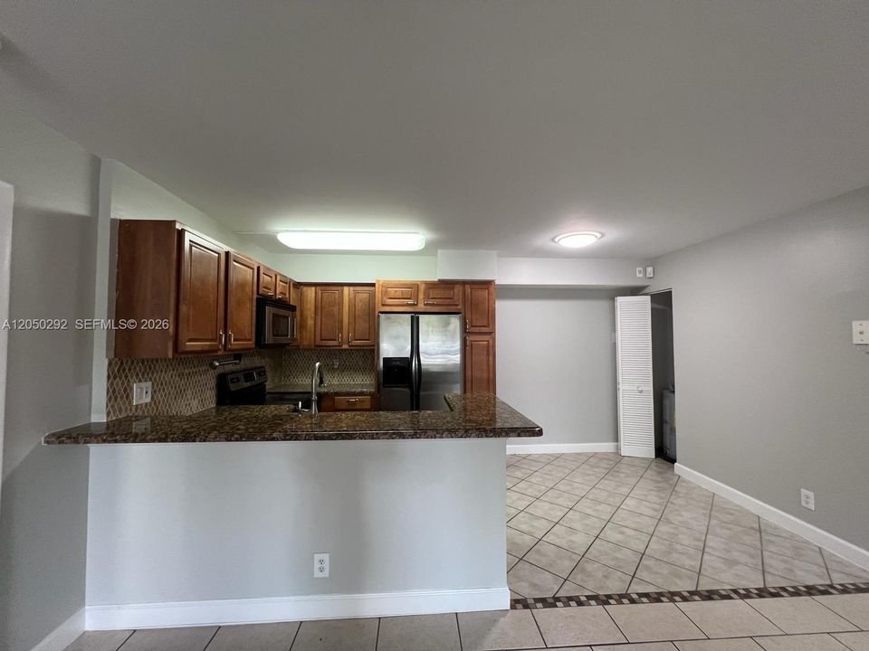 For Rent: $2,100 (2 beds, 2 baths, 975 Square Feet)