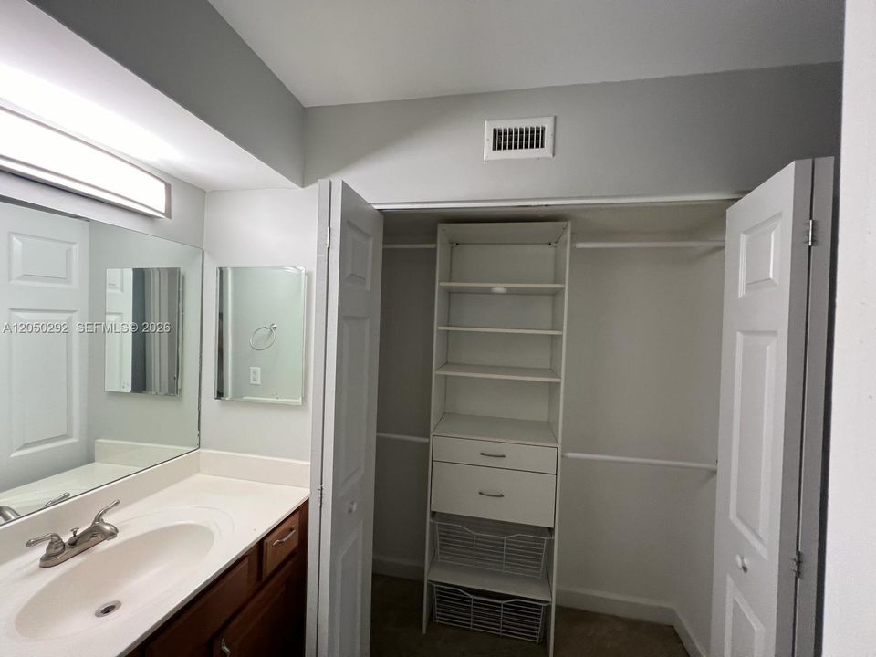 For Rent: $2,100 (2 beds, 2 baths, 975 Square Feet)