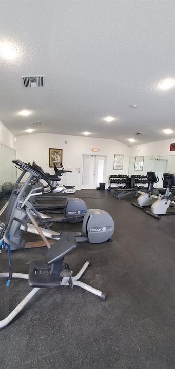 For Rent: $2,100 (2 beds, 2 baths, 975 Square Feet)