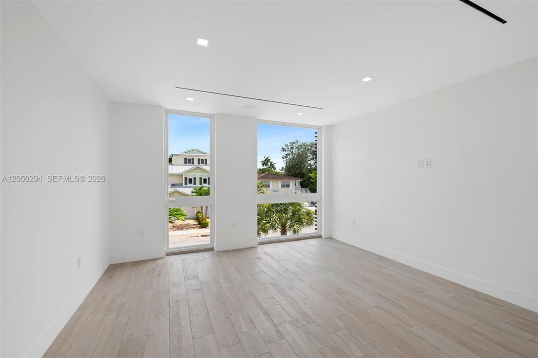 For Rent: $12,000 (5 beds, 5 baths, 2850 Square Feet)