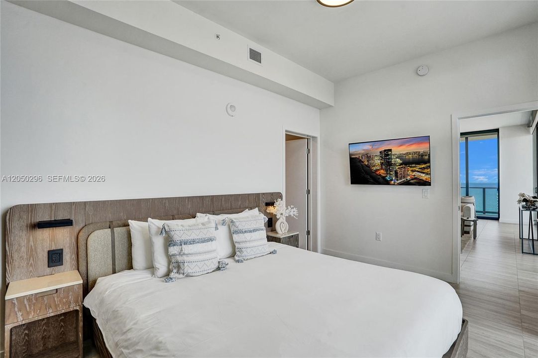 For Rent: $10,500 (2 beds, 2 baths, 995 Square Feet)