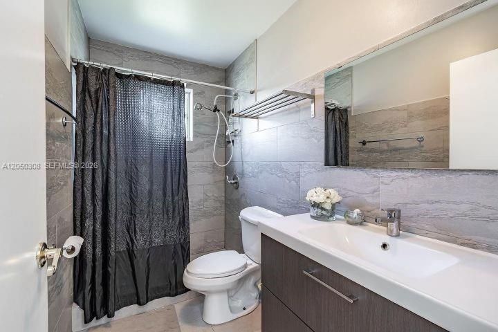 For Rent: $4,950 (4 beds, 3 baths, 2401 Square Feet)