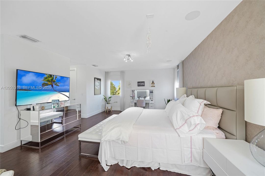 For Sale: $1,890,000 (6 beds, 7 baths, 4119 Square Feet)