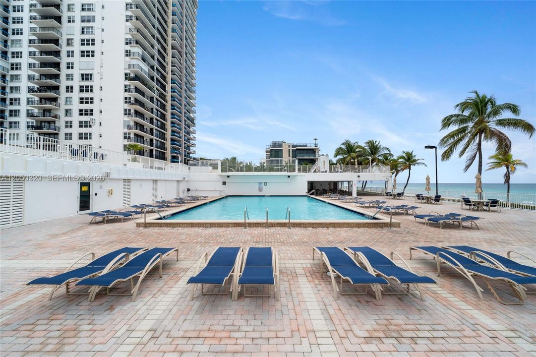 For Rent: $3,975 (2 beds, 2 baths, 1240 Square Feet)