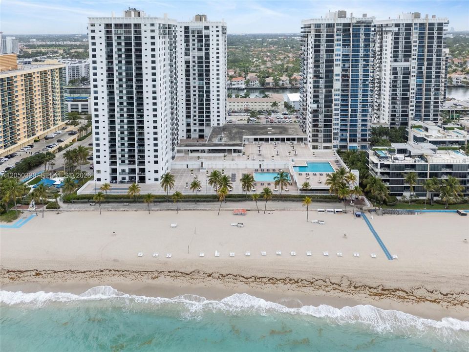 For Rent: $3,975 (2 beds, 2 baths, 1240 Square Feet)